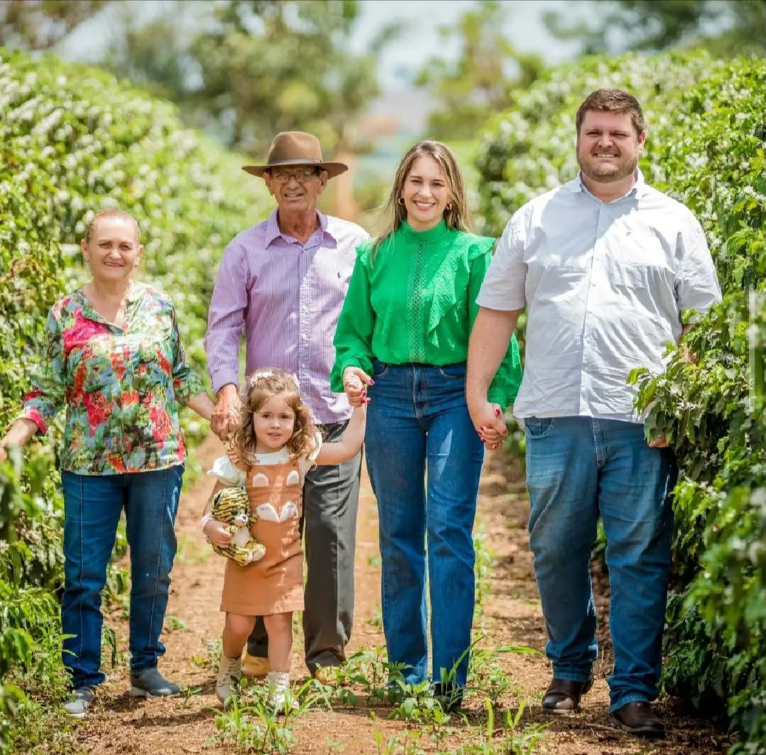 Família Oliveira Pacheco na lavoura de café — Dona Marlene, Sr. Jorge, Mariana, Daniela e Jander