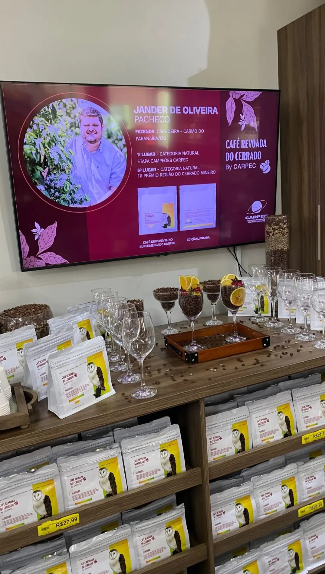 Café Revoada do Cerrado by CARPEC — Jander de Oliveira Pacheco, exposição no supermercado CARPEC